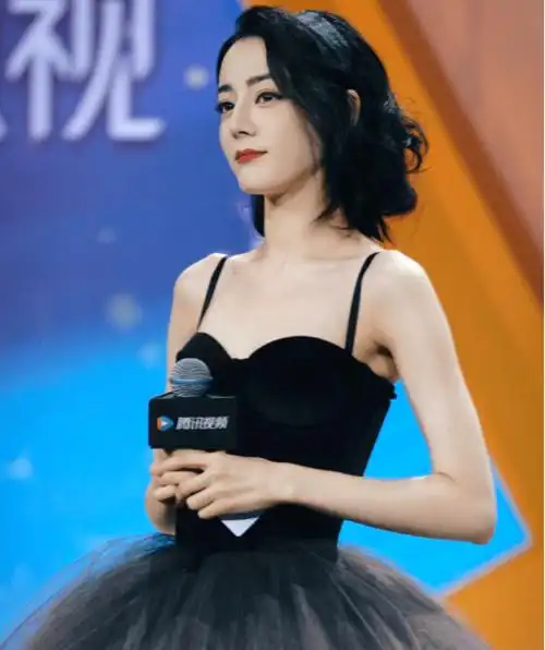 迪丽热巴生图曝光,短发加礼服,比脸更绝的是身材!网友:没对手_造型