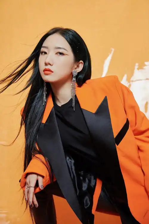 孟美岐落日猫眼妆酷飒写真图片59