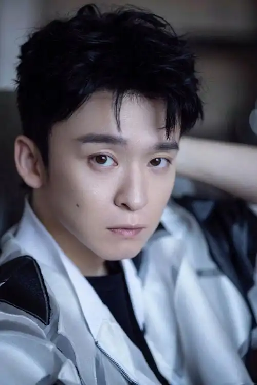 董子健身穿简约几何外套搭配黑色t恤,帅气有范儿,舒适随性