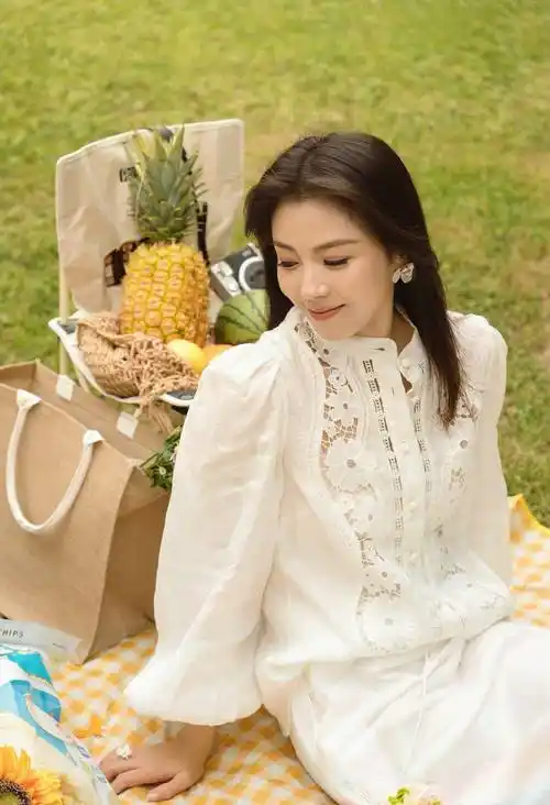 刘涛披肩长发白色套装户外野餐生活照