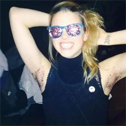 美国姑娘们都在给腋毛上妆了!