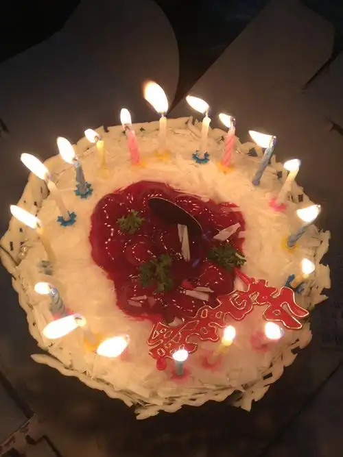 晚上回家帮伯母庆祝生日,蛋糕就当宵夜啦.