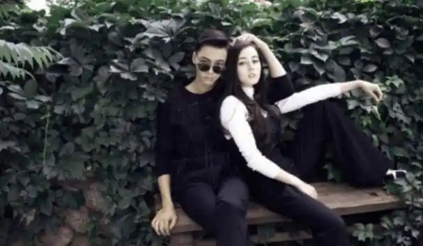 将热巴带入时尚圈打拼,红毯秒杀各大媒体的菲林,并且拉着陈伟霆跟她一