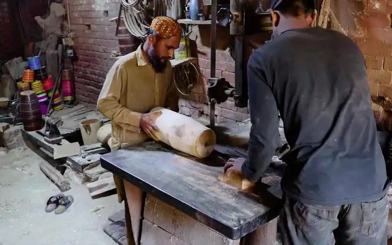 工人师傅如何制作手鼓