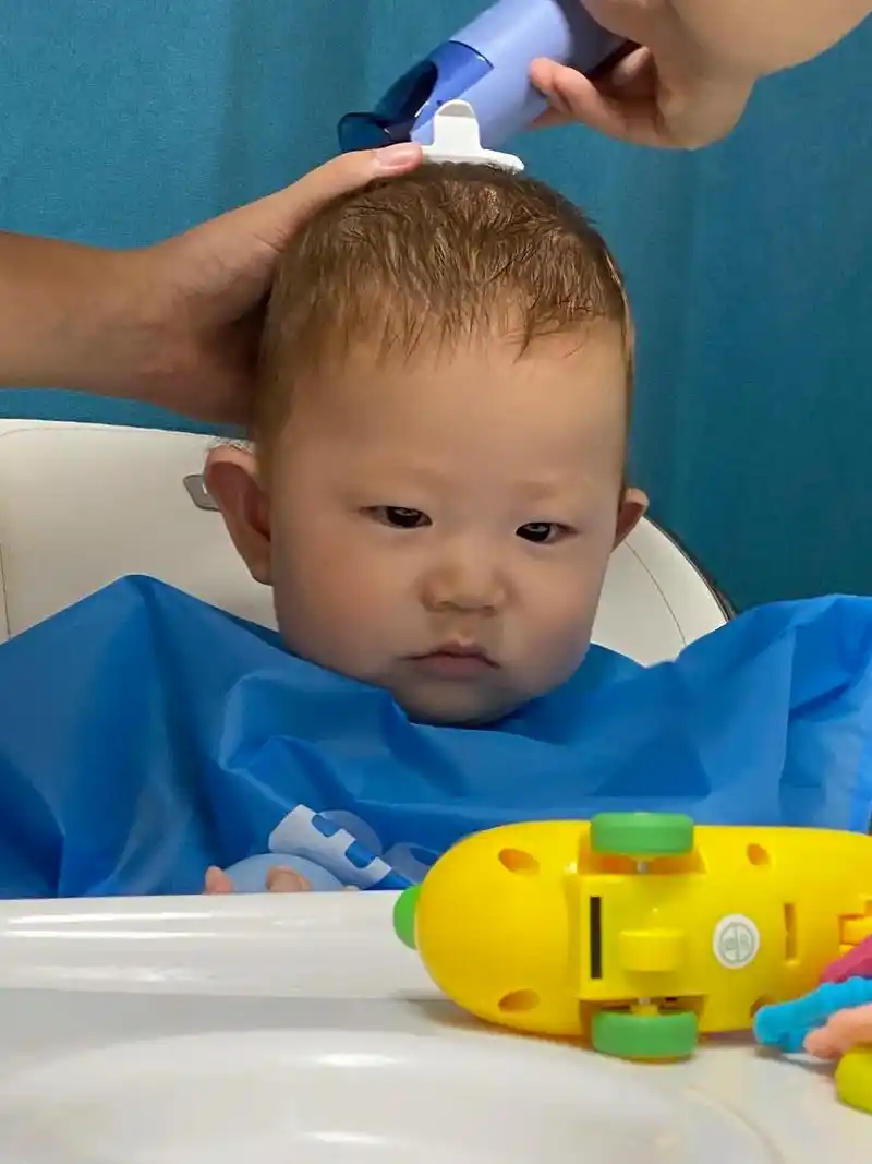 新手理发师 新手宝宝.第一次推头发,我的宝子简直太给面子了, - 抖音