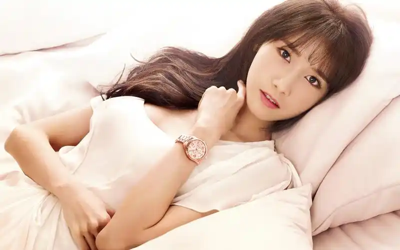 画报,写真,杂志,日韩明星,品牌,手表,casio,沙滩,美女林允儿壁纸图片