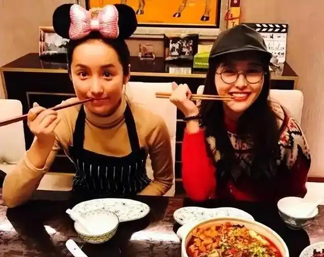 增多,他们也开始渐渐的熟悉了起来,钱泳辰多次邀请吕一到火锅店吃火锅