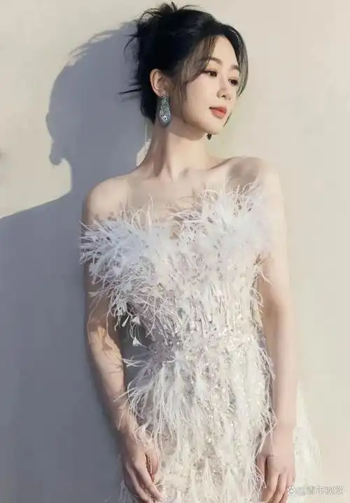 邻家女孩杨紫太仙美了!羽毛舞台造型闪闪发光!