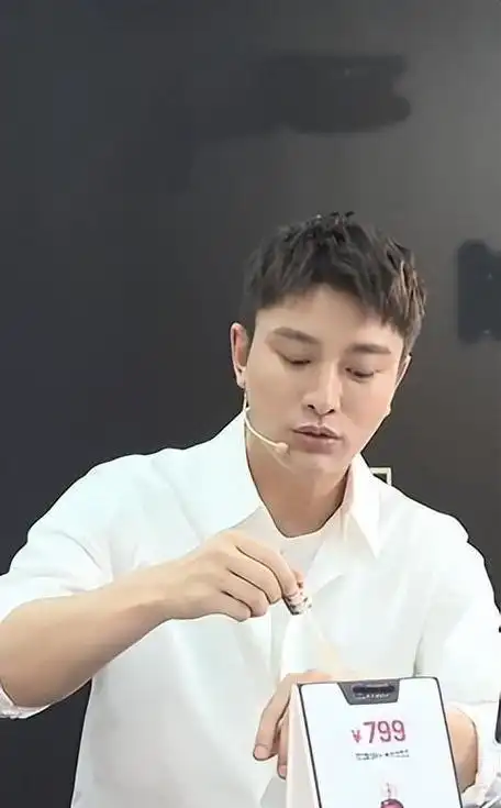 "落毛的凤凰不如鸡",贾乃亮现今的尴尬,真的全怪李小璐吗?