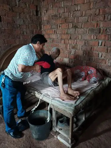 九十多岁的老人,卧病在床