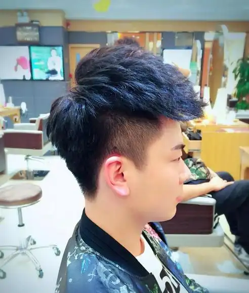 男生两边剪短中间留长的发型大全