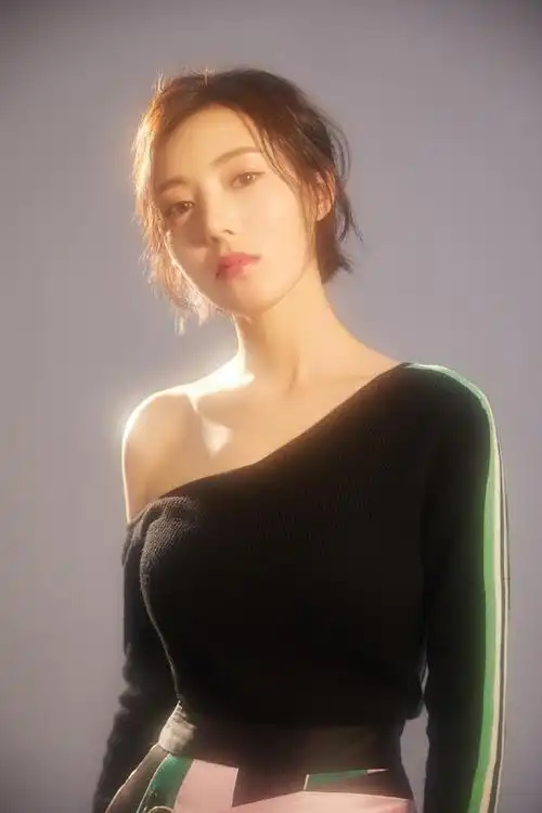 娱乐资讯:认得她是谁吗?目前由她演的一部剧正在热播!