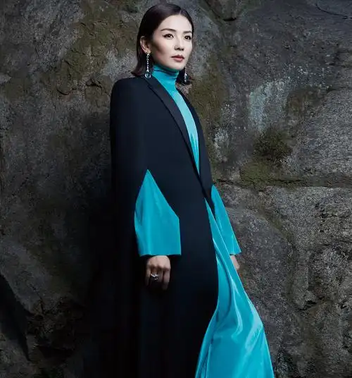 刘涛登《时尚芭莎》7月刊封面,复古猫眼妆搭配原生态气息尽显时尚!