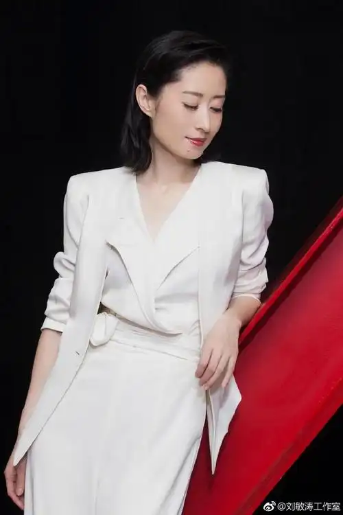 刘敏涛减龄感穿搭(43岁刘敏涛剪波波头比十年长发时髦)(11)