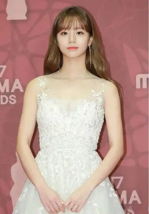 影剧之光:韩国女神 李惠利作品解读,美图展现荧幕魅力