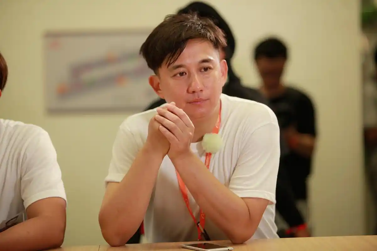 黄磊乌镇戏剧节摔手机事件:公道自在人心,还是误解下的争议?