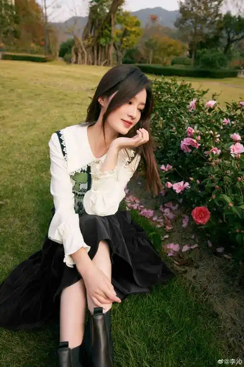 李沁晒冬日暖阳森系写真 长发披肩对镜甜笑清新自然_配文_照片_繁花