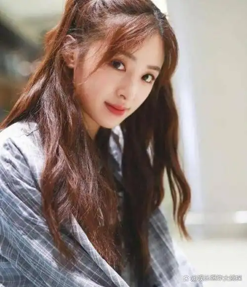 张含韵的奶欲更勾人,36岁依旧童颜,身材却饱满成熟韵味满满