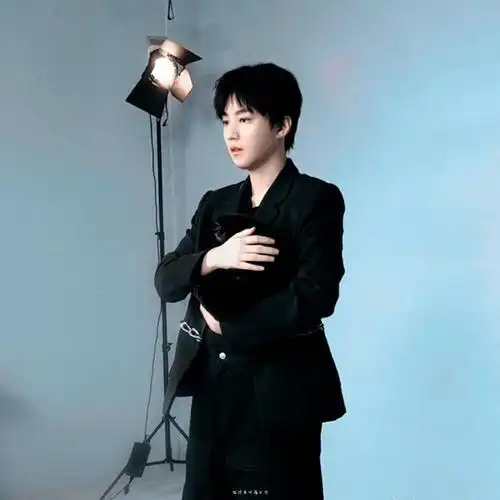 王俊凯单手抱猫