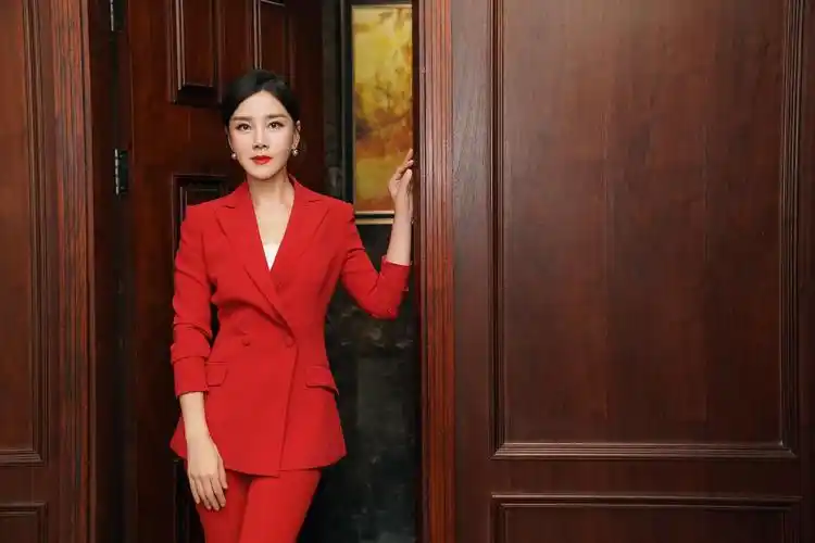 何琳御姐风写真发布 俊逸高级气场全开|何琳|御姐|写真_新浪新闻