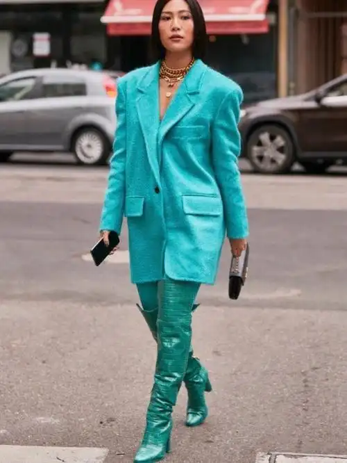 很多萌妹都很喜欢用这款颜色来凹造型,适合与蓝色衣服搭配的颜色有