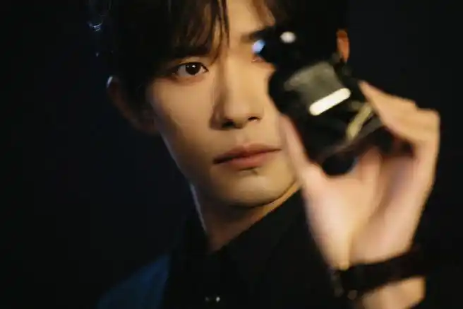 易烊千玺  今日造型图集,简单黑色西服,侧颜特写镜头.