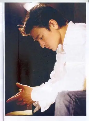 瞧这头发,乌黑浓密刘德华,大家都叫他"华仔",而这一叫就是四十年,要