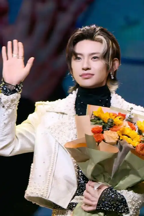 郎朗音乐会嘉宾是小鬼##小鬼今晚白马王子即视感##小鬼新歌没有牡的