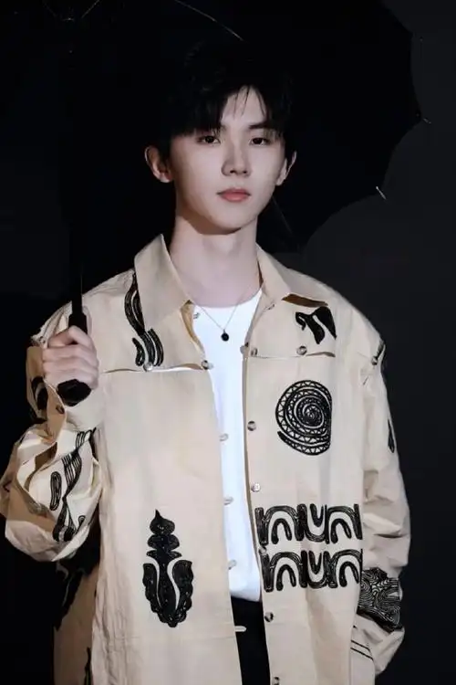 这么帅的一组照片能不能也在微博发发@时代少年团队长-马嘉祺#时代