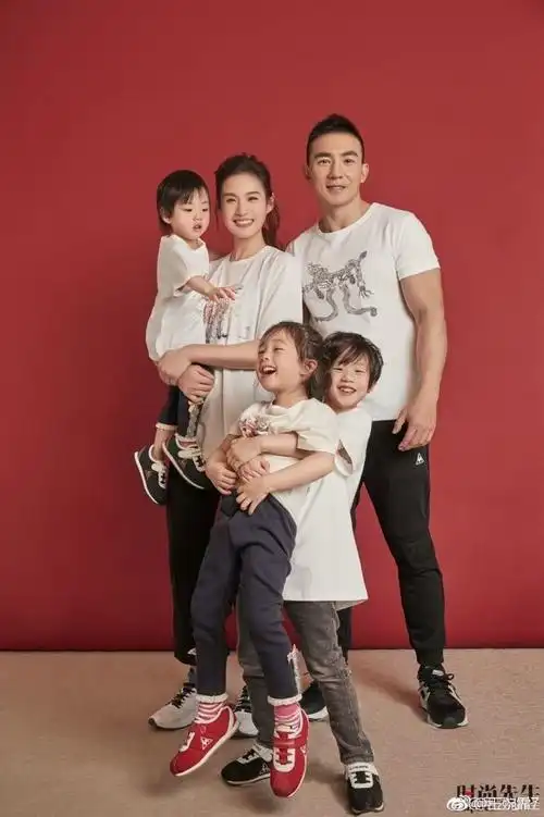 基因强大!刘畊宏老婆晒全家福 小泡芙三兄妹简直是复制粘贴