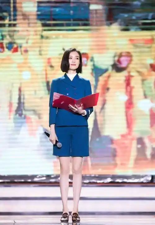 穿西装不系纽扣露出bra,性感马甲线太绝了_气质_造型_时尚