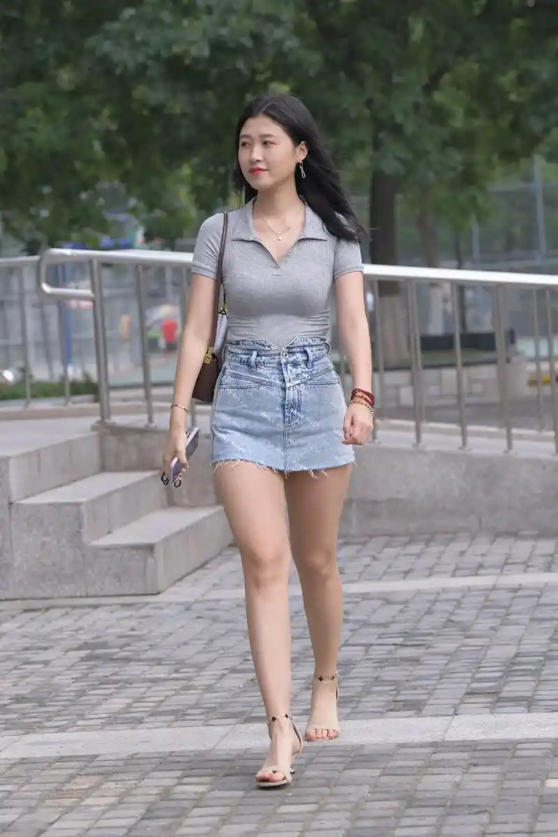 街拍美女,漂亮的牛仔短裙小姐姐,牛仔搭配短t意外好看!
