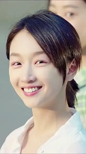 周冬雨的笑容能给你带去阳光,春风十里不如你