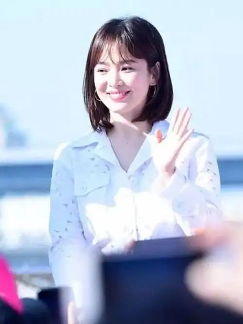 宋慧乔带火了"挂耳短发"发型,洋气减龄显脸小,很四五十岁女人|齐刘海