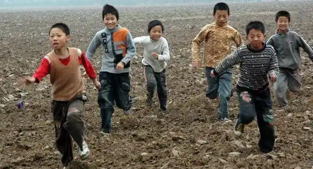 一起来看看下面这些充满了时代和童年回忆的自制玩具.