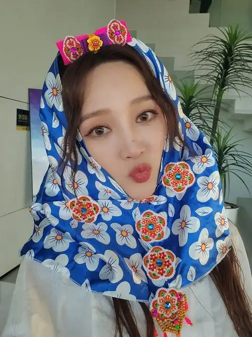孟佳花头巾自拍照图片