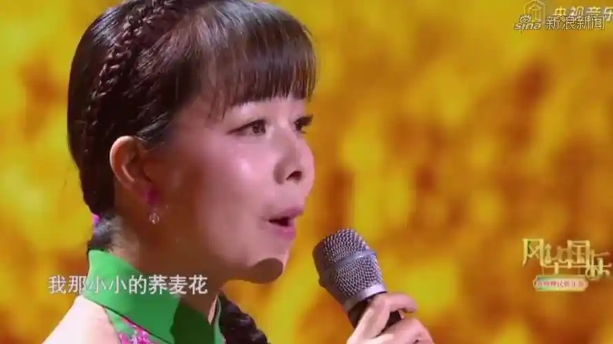 王二妮与毕福剑深情合唱经典歌曲《爱是你我》熟悉的旋律太好听了