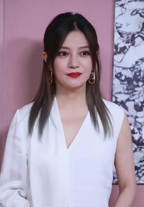 赵薇高清怼脸照流出眼纹明显肉眼可见的老了可穿衣是真的时髦