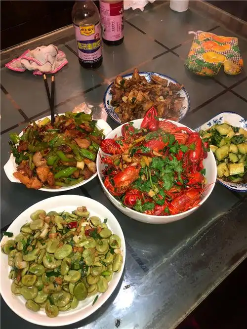 原创晚上加班同事请吃宵夜他媳妇做一桌家常菜上桌后倍儿有面子