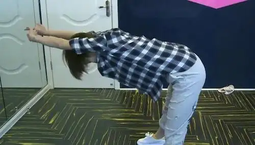 秀的一手好腰力软妹子强东玥开启健身模式