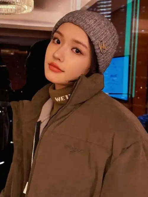 林允灰色针织帽搭棕色大棉服 温暖又时尚 闭眼甜笑 表情软萌可爱