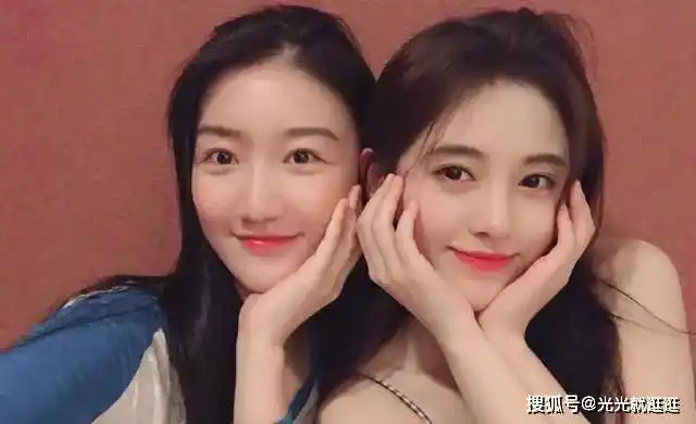 鞠婧祎晒与闺蜜合照居家穿搭好吸睛丝滑睡衣大秀曼妙曲线