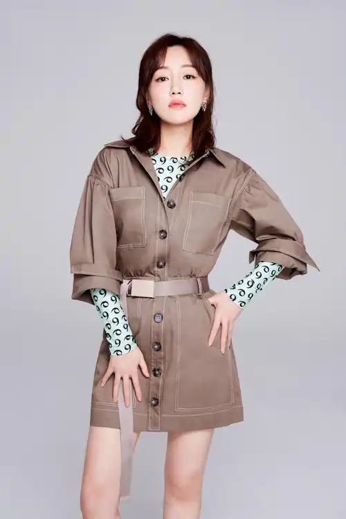 薛佳凝秋日写真释出 新剧《光荣时代》收视口碑双丰收