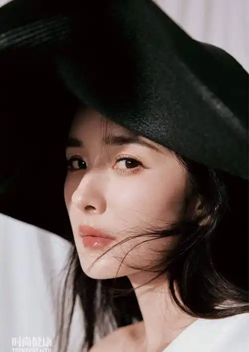 杨幂《时尚健康》季刊封面,身穿抹胸抹胸,像一只黑天鹅,光脚美腿