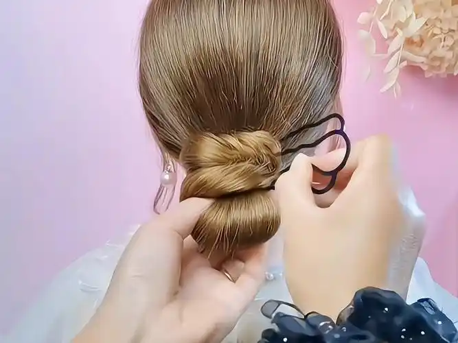 上班出门头发这样扎 简约有气质