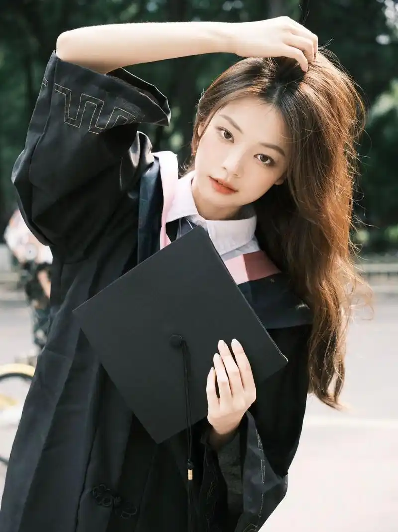 98学士服里面搭配纯白衬衣加条纹领带增加层次感拍出来很好看 77