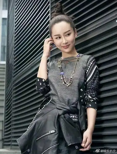 杨紫露出额头的丸子头怎么样