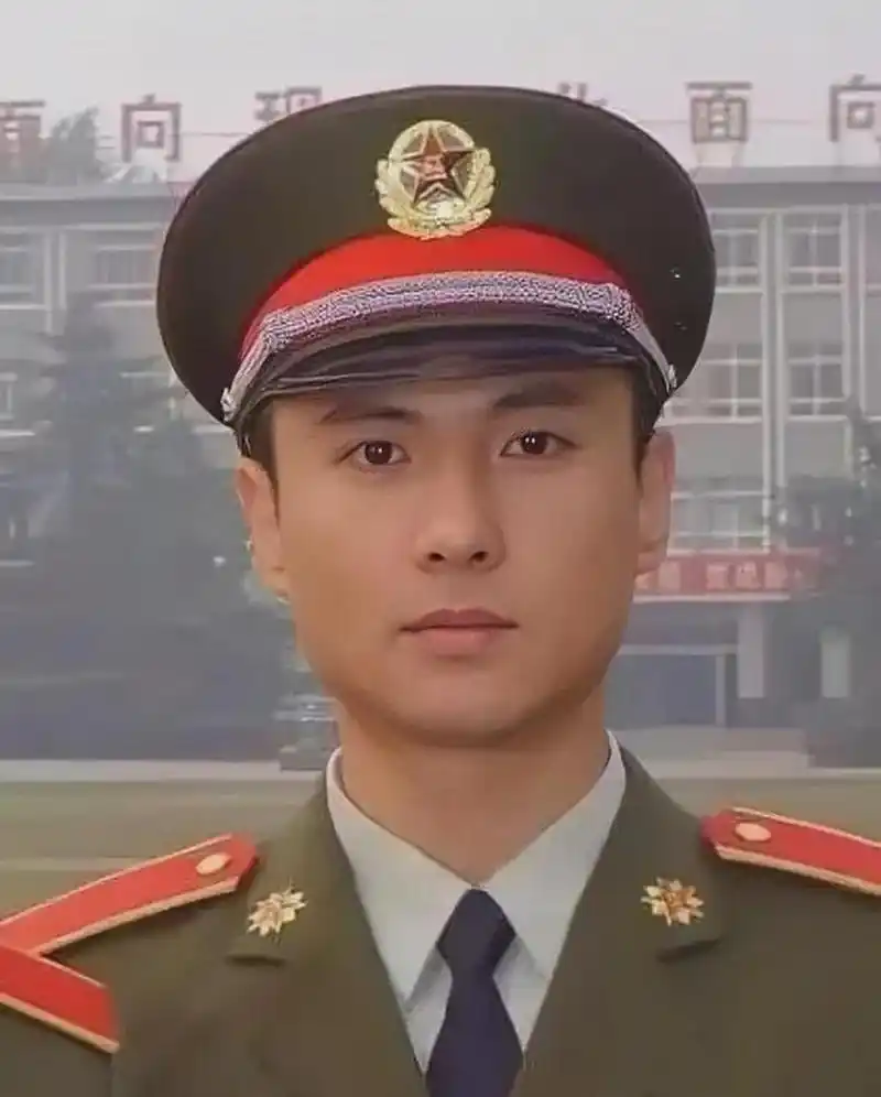 许多人都赞美沈腾在青春期的帅气,称他为"军艺校草",然而实际上,他的