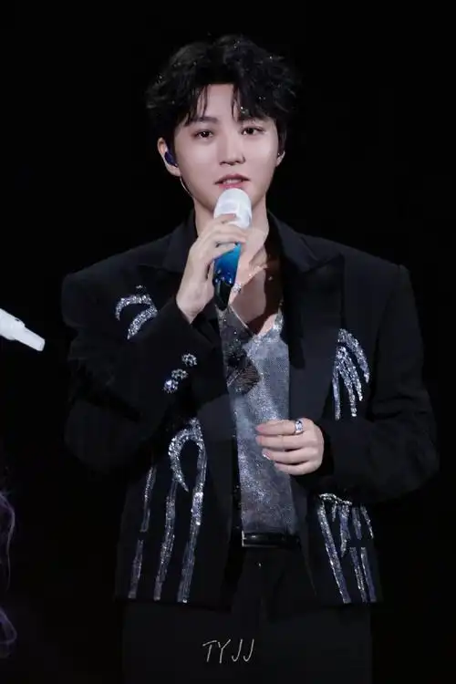 王俊凯工装马甲##王俊凯柠檬草的味道彩排##王俊凯彩排花絮##王俊凯