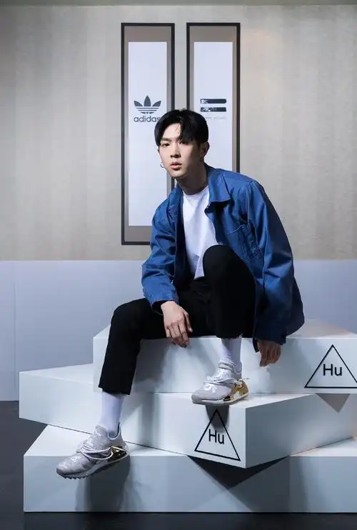 马伯骞凹造型机场换了2个包,网友却说:对不起,我只关注鞋